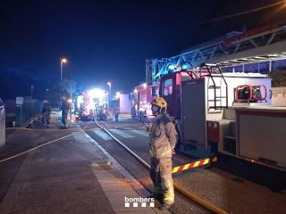 12 Dotaciones De Los Bombers Trabajan En Un Incendio De Industria En Centelles (Barcelona)
