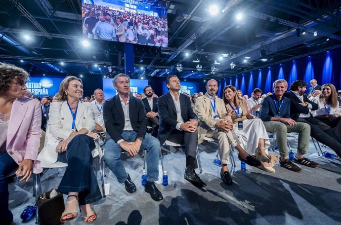 Archivo - (I-D) La eurodiputada del PP Dolors Montserrat, la diputada del PP y exsecretaria general del PP, Cuca Gamarra, el presidente del PP, Alberto Núñez Feijóo, el primer ministro de Portugal, Luís Montenegro, el presidente del Senado, Pedro Rollán, 