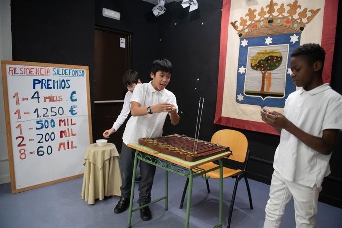 Las niñas y niños de San Ildefonso preparan el sorteo extraordinario de Navidad 2025, en la Residencia Internado San Ildefonso, a 2 de diciembre de 2025, en Madrid (España). Cada 22 de diciembre, los niños y niñas del Colegio de San Ildefonso cantan los n