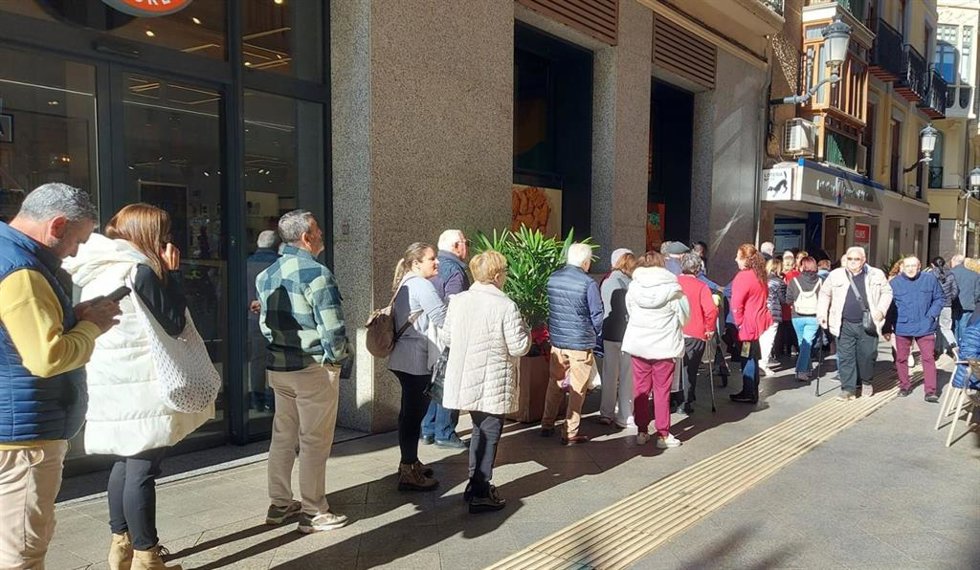 Compradores en la cola de la administración de El gato negro de Murcia