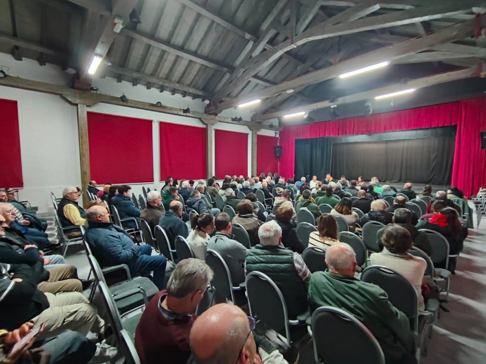 Reunión informativa sobre la línea ferroviaria Santander-Bilbao.