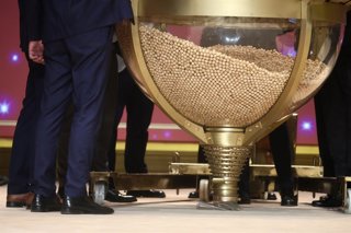 Varias personas rellenan los bombos del Sorteo Extraordinario de la Lotería de Navidad 2025, en el Teatro Real, a 22 de diciembre de 2025, en Madrid (España). El Sorteo Extraordinario de la Lotería de Navidad de 2025 consta de 198 series y cada serie tien