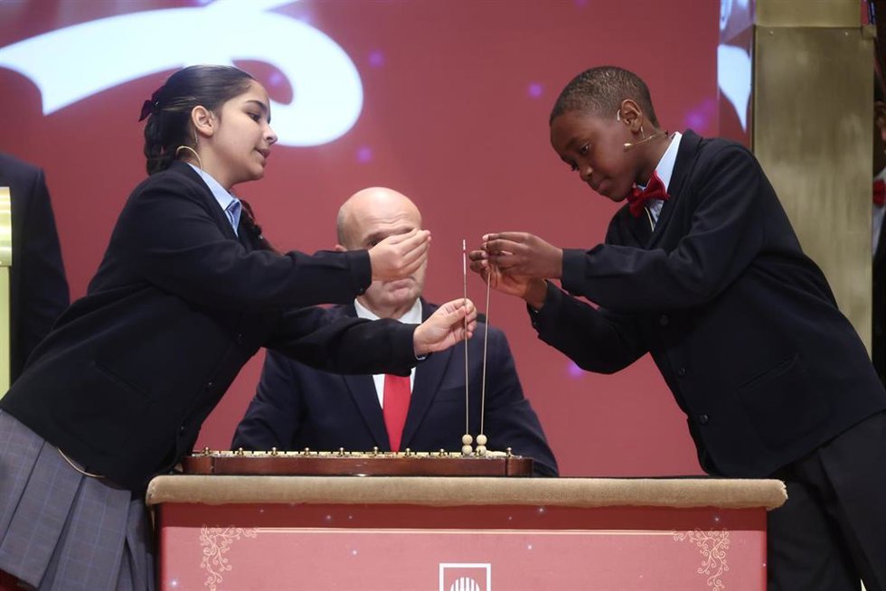 Dos niños del Colegio de San Ildefonso, cantan los números premiados durante la celebración del Sorteo Extraordinario de la Lotería de Navidad 2025, en el Teatro Real, a 22 de diciembre de 2025, en Madrid (España). El Sorteo Extraordinario de la Lotería