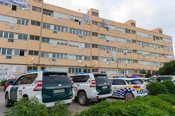 Archivo - Varios vehículos de Guardia Civil y Policía en el desalojo forzoso de las familias que viven en los apartamentos Don Pepe