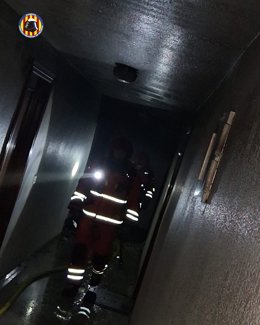 Tres personas son atendidas por inhalación de humo en el incendio de una vivienda en Gandia ya extinguido