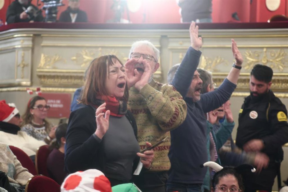 Varias personas protestas por Palestina durante la celebración del Sorteo Extraordinario de la Lotería de Navidad 2025, en el Teatro Real, a 22 de diciembre de 2025, en Madrid (España).