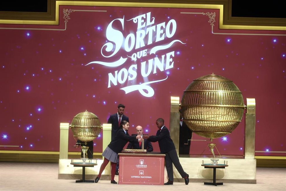 Dos niños del Colegio de San Ildefonso, cantan los números premiados durante la celebración del Sorteo Extraordinario de la Lotería de Navidad 2025.