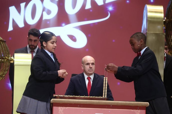 Dos niños del Colegio de San Ildefonso, cantan los números premiados durante la celebración del Sorteo Extraordinario de la Lotería de Navidad 2025, en el Teatro Real, a 22 de diciembre de 2025, en Madrid (España).
