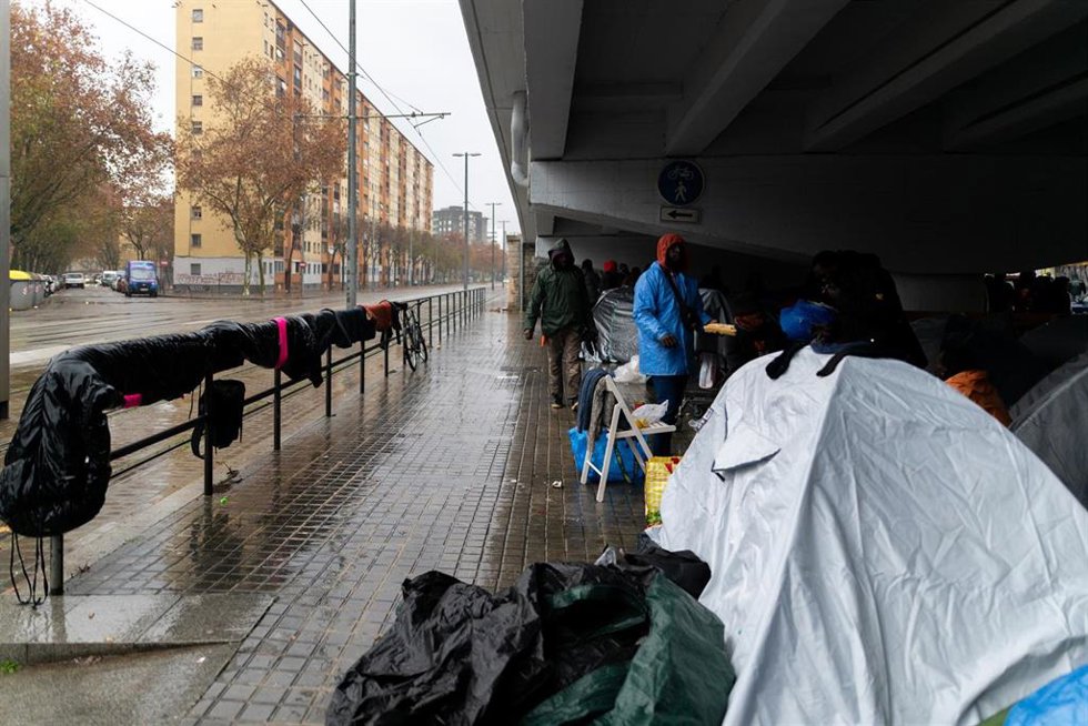 Personas desalojadas del antiguo Instituto B9 de Badalona acampan debajo de la salida 210 de la C-31, en el barrio de Sant Roc, a 20 de diciembre de 2025, en Badalona, Barcelona, Catalunya (España)