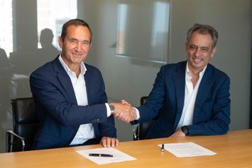 Archivo - Carlos Vecino, director de Comercialización de Naturgy y Pierre-Yves Sachet, director de Mobility de Moeve, en la firma del acuerdo