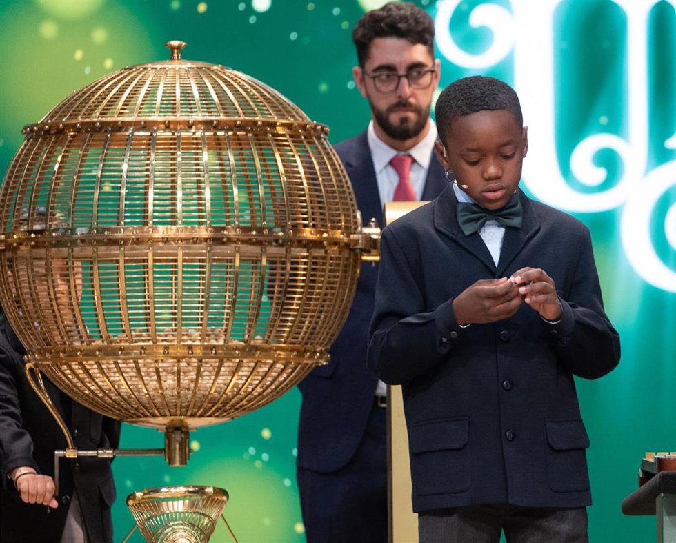 Archivo - Ángel Abaga Elebiyo de la Residencia de San Ildefonso canta premios durante el Sorteo Extraordinario de la Lotería de Navidad 2023 en el Teatro Real de Madrid.