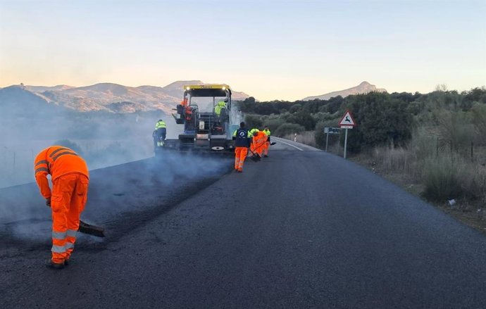 Trabajos de conservación en la carretera A-384, en el término municipal de Olvera (Cádiz).
