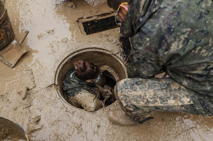 Archivo - Arxiu - Militars treballen per a desembossar els embornals, a 13 de novembre del 2024, a Paiporta, València, Comunitat Valenciana (Espanya). 