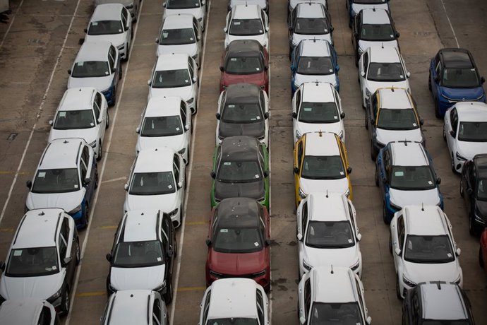 Archivo - Un conjunto de coches aparcados.