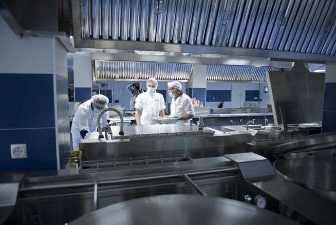 Archivo - Personal de cocina del Hospital Universitario de Navarra.