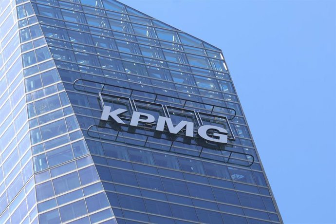 Archivo - Fachada de la sede de KPMG.