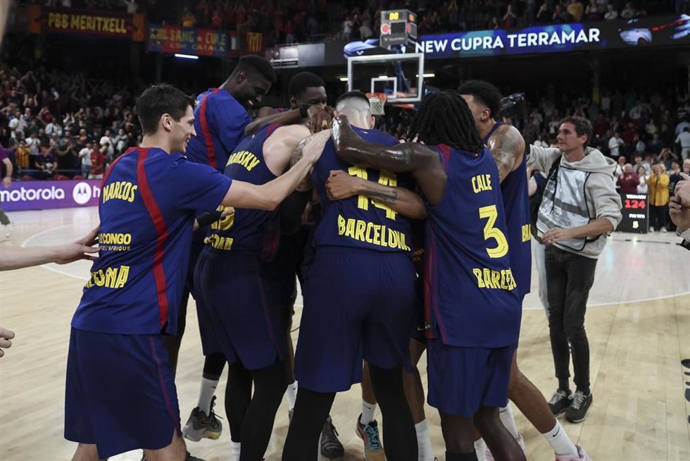 Jugadores del Bara la victoria en la Euroliga ante Baskonia en el Palau Blaugrana.