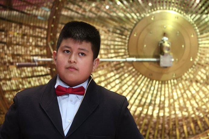 Un niño del Colegio de San Ildefonso, canta un premio de la Lotería de Navidad, durante la celebración del Sorteo Extraordinario de la Lotería de Navidad 2025, en el Teatro Real, a 22 de diciembre de 2025, en Madrid (España).