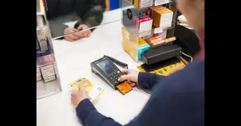 La mitad de los españoles afirma tener problemas para retirar o ingresar efectivo, según Nickel