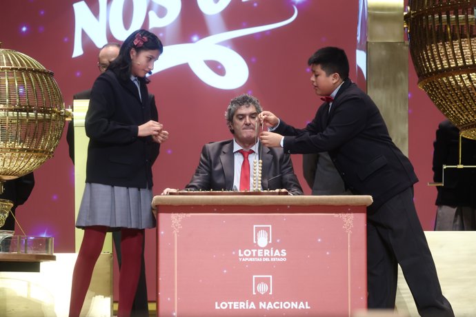 Dos niños del Colegio de San Ildefonso, cantan un cuarto premio de la Lotería de Navidad, durante la celebración del Sorteo Extraordinario de la Lotería de Navidad 2025, en el Teatro Real, a 22 de diciembre de 2025, en Madrid (España).