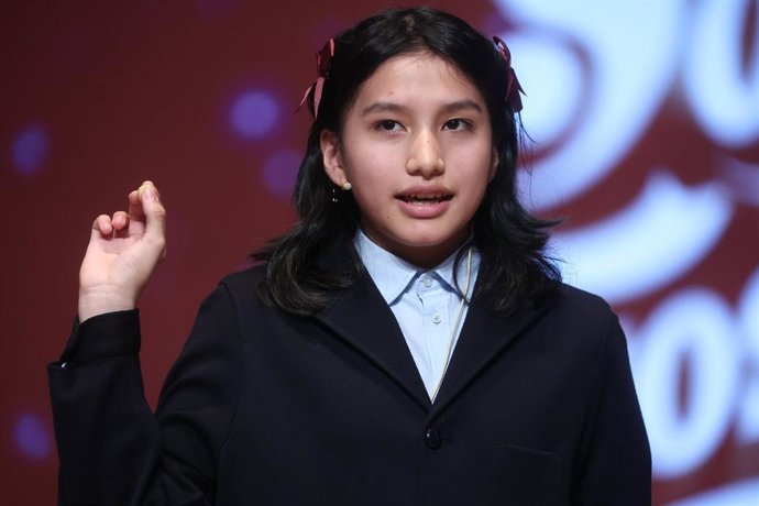 Una niña del Colegio de San Ildefonso, canta un premio de la Lotería de Navidad durante el sorteo de 2025
