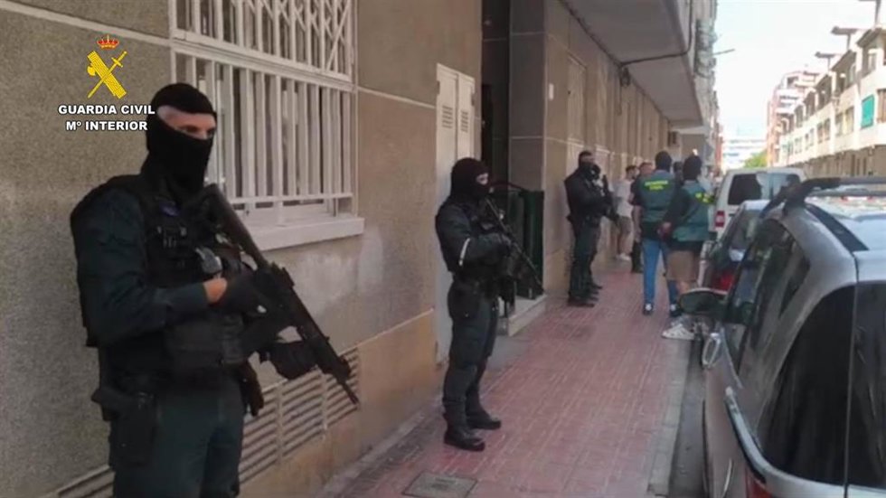 Tres detenidos al desmantelar un punto de venta de drogas en una vivienda de Torrevieja