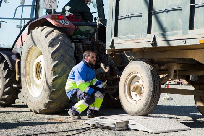 Archivo - ITV móvil agrícola.