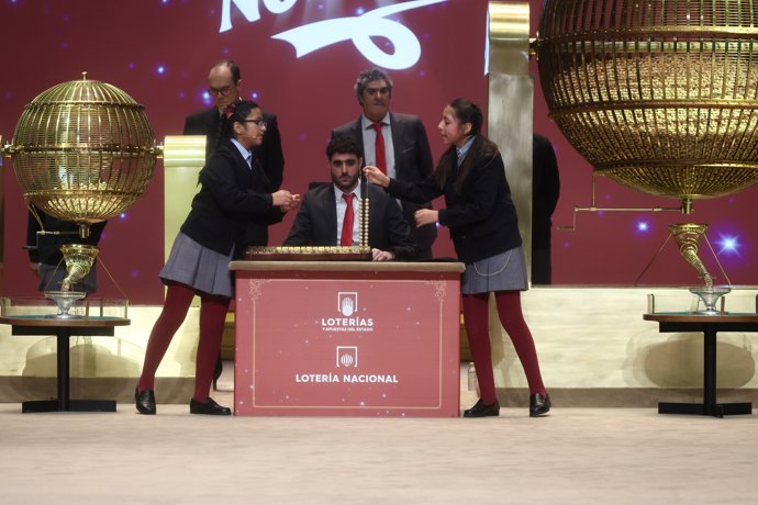 Dos niñas del Colegio de San Ildefonso, cantan un quinto premio de la Lotería de Navidad, durante la celebración del Sorteo Extraordinario de la Lotería de Navidad 2025, en el Teatro Real, a 22 de diciembre de 2025, en Madrid (España).