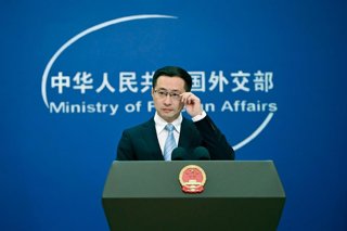 Archivo - El portavoz del Ministerio de Exteriores de China, Lin Jian, durante una rueda de prensa en Pekín en septiembre de 2025 (archivo)