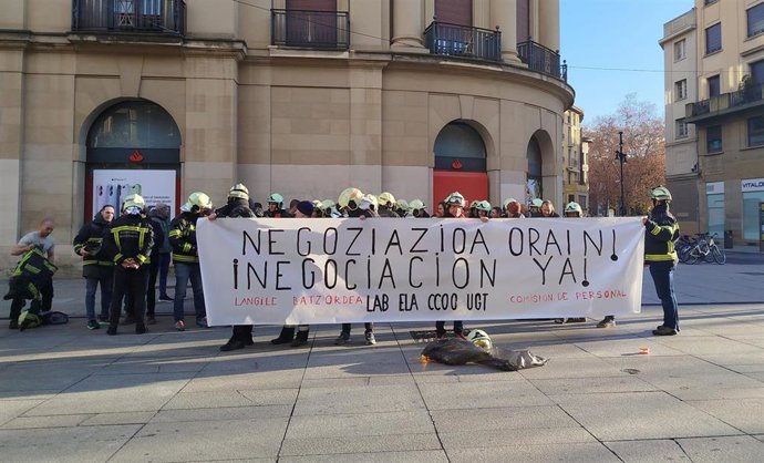 Concentración de la Comisión de Personal del Servicio de Bomberos de Navarra y del Servicio de Emergencias, Prevención y Protección Civil (LAB, CCOO, ELA y UGT)