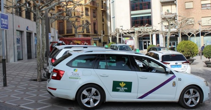 Archivo - Una parada de taxi en Jaén.