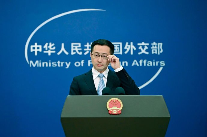 Archivo - Arquivo - 10 de setembro de 2025, China, Pequim: Lin Jian, porta-voz do Ministério das Relações Exteriores da China, fala no briefing diário do ministério. A China condenou veementemente o ataque aéreo de Israel à capital do Catar, Doha. Foto: J