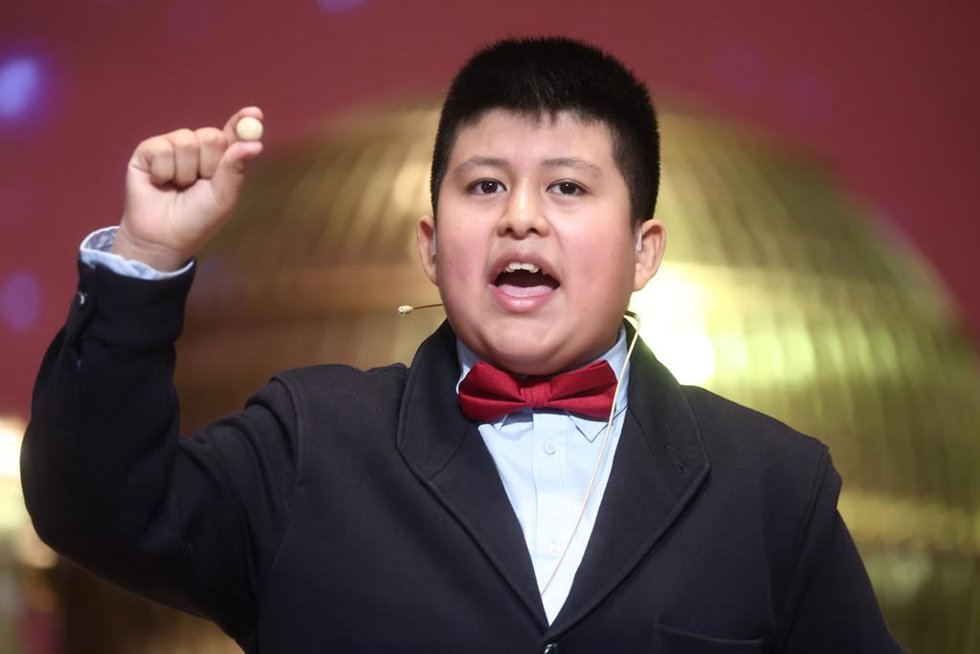 Un niño del Colegio de San Ildefonso, canta un premio de la Lotería de Navidad, durante la celebración del Sorteo Extraordinario de la Lotería de Navidad 2025, en el Teatro Real, a 22 de diciembre de 2025, en Madrid (España).