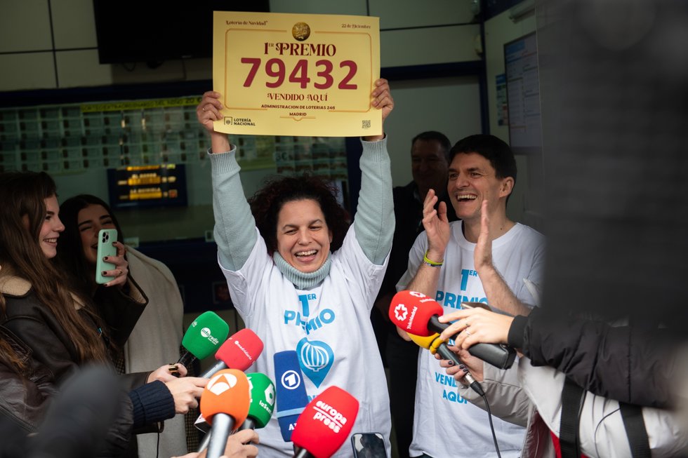 Empleada de la administración situada en la calle Ricardo Ortiz, 8 celebra que han vendido parte del número 79432 correspondiente al Gordo del Sorteo Extraordinario de la Lotería de Navidad 2025, a 22 de diciembre de 2025, en Madrid (España).