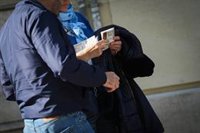 Así debes cobrar un décimo compartido de la Lotería de Navidad para evitar problemas con Hacienda