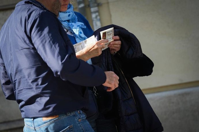 (Foto De ARCHIVO) Imagen En Sevilla De Las Últimas Compras De Lotería A Pocos Días Para El Sorteo Extraordinario De Navidad