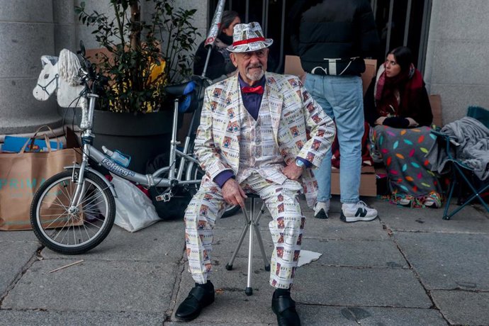 Archivo - Un hombre vestido con décimos de lotería un día antes del Sorteo Extraordinario de la Lotería de Navidad, en el Teatro Real, a 21 de diciembre de 2023, en Madrid (España). 