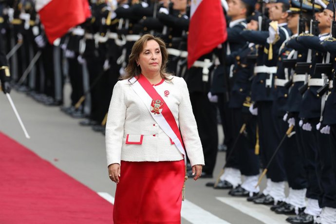 Archivo - 28 de julho de 2025, Lima, PERU: A presidente peruana Dina Boluarte (centro) passa por uma guarda de honra ao chegar ao Congresso para fazer um discurso à nação por ocasião do Dia da Independência