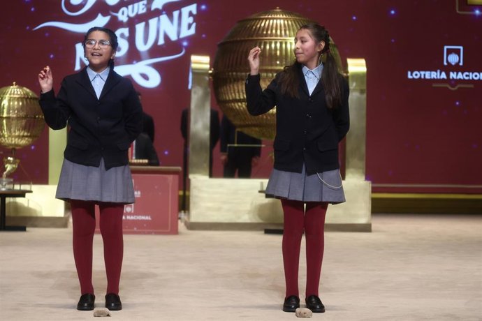 Dos niñas del Colegio de San Ildefonso, cantan el premio de la Lotería de Navidad, durante la celebración del Sorteo Extraordinario de la Lotería de Navidad 2025.