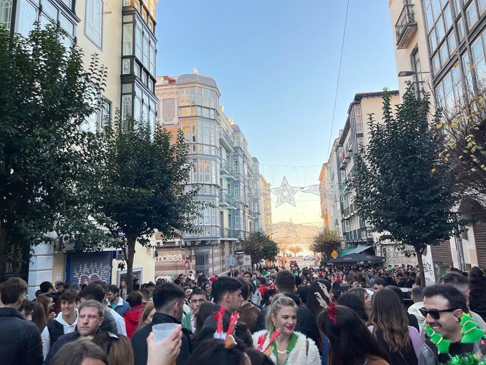 Archivo - Aglomeración de gente durante la 'tardebuena' en Santander en foto de archivo