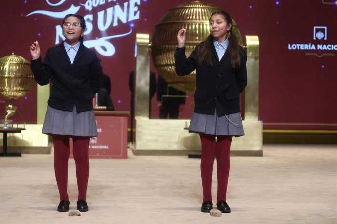 Dos niñas del Colegio de San Ildefonso, cantan el premio de la Lotería de Navidad, durante la celebración del Sorteo Extraordinario de la Lotería de Navidad 2025, en el Teatro Real, a 22 de diciembre de 2025, en Madrid (España). 