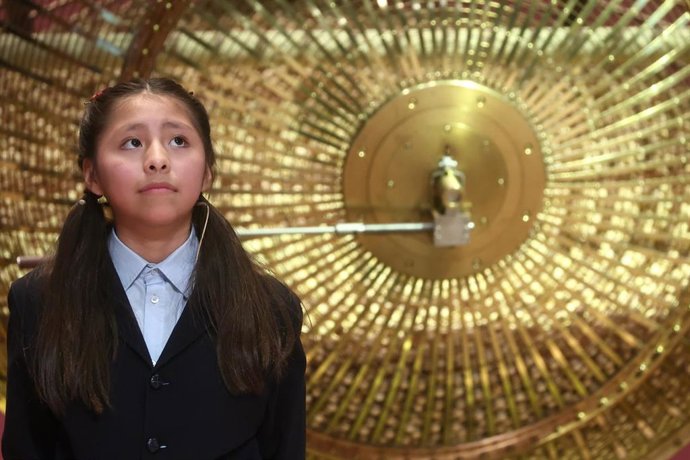 Una niña del Colegio de San Ildefonso, cantan el primer premio de la Lotería de Navidad, durante la celebración del Sorteo Extraordinario de la Lotería de Navidad 2025, en el Teatro Real, a 22 de diciembre de 2025, en Madrid (España). El Sorteo Extraordin