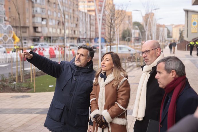La alcaldesa de Zaragoza, Natalia Chueca,  visita las obras de reforma de la avenida de Navarra