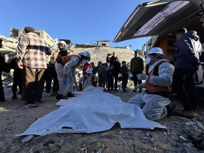 Trabajadores de los equipos de rescate de Gaza durante los trabajos de recuperación de cadáveres en un edificio bombardeado por Israel en Jan Yunis, en el sur de la Franja de Gaza (archivo)