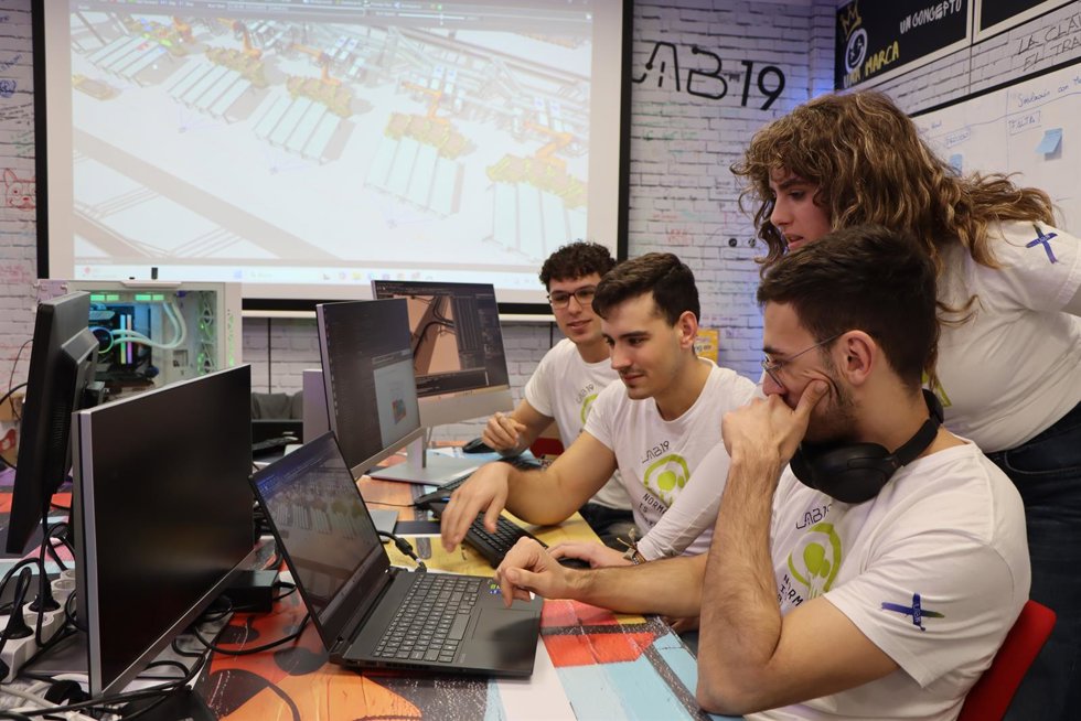 Participantes del programa Neurobot, de LAB19, impulsado por Grupo Fuertes