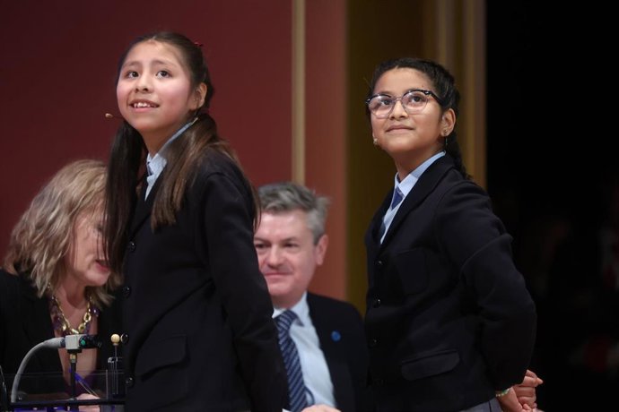 Dos niñas del Colegio de San Ildefonso, cantan el primer premio de la Lotería de Navidad, durante la celebración del Sorteo Extraordinario de la Lotería de Navidad 2025, en el Teatro Real, a 22 de diciembre de 2025, en Madrid (España).