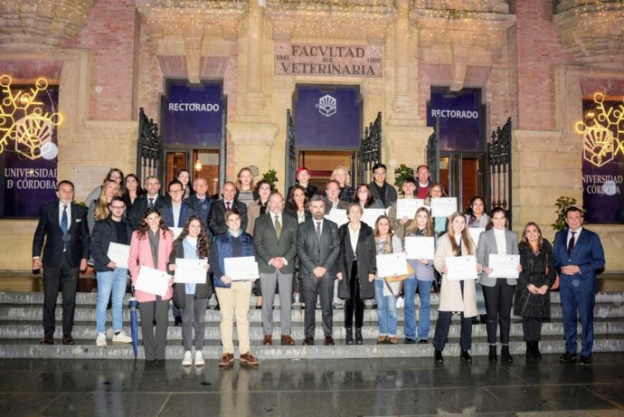 Foto de familia de los galardonados con los Premios Fundación Caja Rural del Sur-Universidad de Córdoba al mejor expediente en la convocatoria del año pasado.