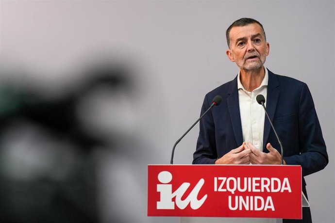 El coordinador federal de IU y candidato a la Presidencia de la Junta por la coalición Por Andalucía, Antonio Maíllo, ofrece una rueda de prensa, a  17 de diciembre de 2025 en Sevilla (Andalucía, España). 