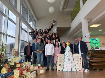 Trabajadores de Moyca junto a los regalos