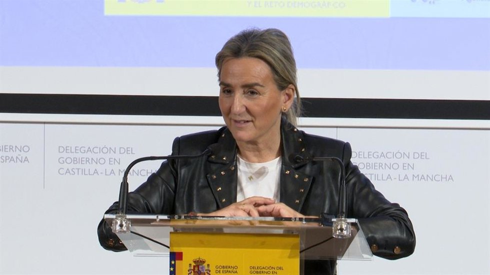 La delegada del Gobierno en Castilla-La Mancha, Milagros Tolón, y nueva ministra de Educación